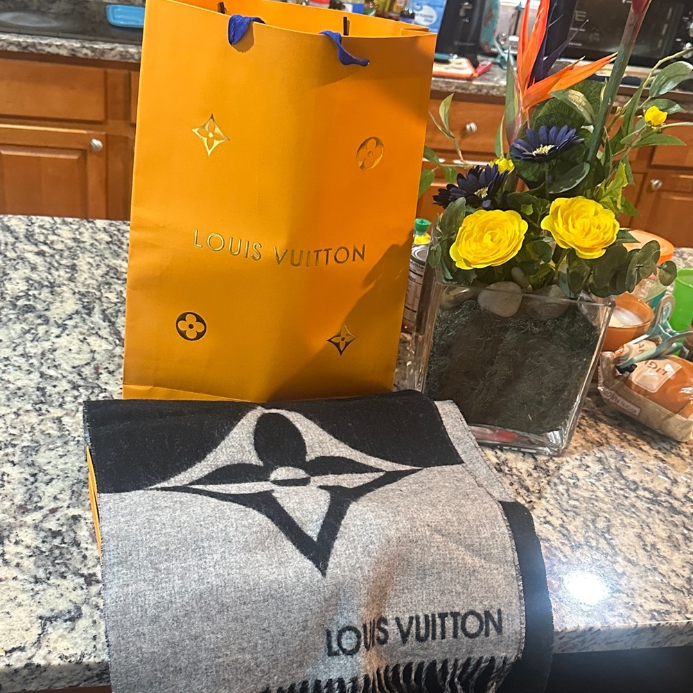 Louis Vuitton Black and Gray Logo Scarf